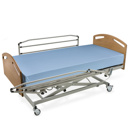 Pack cama hospitalaria con colchón, barandillas y acabados en madera